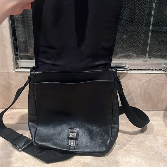 Kenneth Cole Reaction Mens Faux Leather Cross Body Bag In Black - Picture 4 of 8